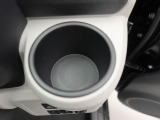 カップホルダーは運転席や助手席からちょうど手の届く位置です!!