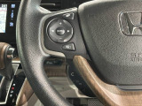 ステアリングにオーディオ操作スイッチが付いています。オーディオ画面に直接タッチしなくても操作が出来ますので、運転に集中できます。