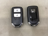 スマートキーを装備しています。鍵を差し込むことなくドアロックの開け閉めと、スタートボタン操作でのエンジンスタートができます。スペアキーも同じものを用意しております。