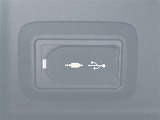 充電用USB端子付き。スマートフォンなどの充電に便利です。
