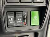両側電動スライドドア。荷物で手が塞がる時など簡単にドアの開閉が出来ます。何より力いらずで開閉OK。女性やお年寄りにも優しい。電動機能はOFFにもできますから元気なお子様の駆け出しも安心。
