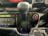 自然に手が届く距離に配置されたシフトレバー。