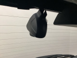後方にもドライブレコーダーのカメラが付いています。前後両方でお車の周りを監視・記録いたします。
