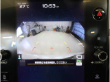 後方の映像を車内の11.6インチディスプレイに表示。 ステアリング操作に連動して動くガイドラインが、駐車や車庫入れをよりスムーズにサポート。狭いスペースでも安心して操作できる頼れる機能です。