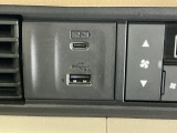 USB入力端子ついてます。USBメモリを接続して音楽ファイル、画像ファイル、動画ファイルなどをナビ画面で楽しめます ※一部のディスプレイオーディオ、CDチューナーの場合は音楽ファイルのみとなります