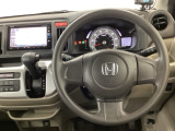【ハンドル】運転にかかわる様々な操作を安全に行えるように視点移動が少なく操作性に配慮されたスイッチ類が凝縮されたコックピットです。
