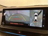 【パノラミックビュー&バックビュー】駐車時の安全確認をする為に車両上方からの映像と後方カメラからのを同時に表示しバックガイドも付いているのでバックの苦手な方でも安心して運転出来ますよ。