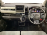 車内は光触媒抗菌消臭施工済です。インパネ周りはスタイリッシュなデザインです。グローブボックスやカップホルダーのほかにトレーなどたくさんの収納スペースが付いています。