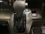 CVT車のセレクトレバーです。低速から高速まで、変速ショックのないスムーズな走りと、エンジン効率のよい領域を維持して燃費にも貢献します。サイドブレーキはスイッチ操作の電子制御パーキングブレーキです。