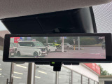 スマートルームミラーが付いております。後席に人が乗車した時や沢山の荷物を積んだ時もバックミラーの視界が遮られる事無く見えるので便利です♪
