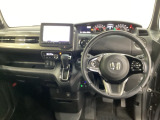 車内は光触媒抗菌消臭施工済です。インパネ周りはスタイリッシュなデザインで機能や装備も充実しています。グローブボックスやカップホルダーのほかにトレーなどたくさんの収納スペースが付いています。