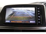 後方の死角を軽減し、狭い場所での切替しや駐車もしやすくなるバックモニターを装備しています。