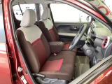 フロント広々、ベンチシートの運転席は、ハイトアジャスターが付いているので、快適にドライブができます。ハンドルはチルトステアリングで、ハンドル位置を上下に調節できます。