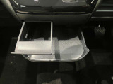 ミニテーブルとしてもカップホルダーとしても使用できる2WEY仕様です!使用しないときは収納できるのでスマートな車内空間を維持できます♪