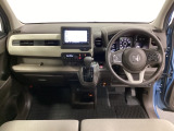 車内は光触媒抗菌消臭施工済です。スタイリッシュなデザインで暖かみのあるインパネ周りを演出します。グローブボックスやカップホルダーのほかにトレーなどたくさんの収納スペースが装備されています。