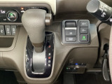 CVT車のセレクトレバーです。低速から高速まで、変速ショックのないスムーズな走りと、エンジン効率のよい領域を維持して燃費にも貢献します。サイドブレーキはスイッチ操作の電子制御パーキングブレーキです。