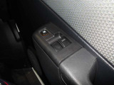パワーウィンドウスイッチで運転席から全席の窓の開閉ができます。