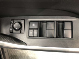 パワーウィンドのスイッチです。運転席に座りながら、助手席や後席の窓を開け閉めできるので大変便利ですよ。