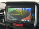 リバースギアに入れるだけで後方の表示へ切り替わります。夜間や雨の日の駐車も楽になりますよ。
