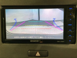 リバースギアに入れるだけで後方の表示へ切り替わります。夜間や雨の日の駐車も楽になりますよ。