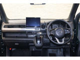操作性に優れた運転席となります!小物入れや各ボタンの配置にこだわり、使いやすいです!座り心地もよく視認性も良好なのでロングドライブもお任せ下さい!