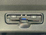 有料道路をキャッシュレスで通行できるETC車載器付きです。運転席足元に設置されています。ETCセットアップ費用は含まれておりません。別途必要となります。