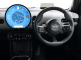 運転に必要な情報はヘッドアップディスプレイ、中央ディスプレイからタッチパネルで操作します。