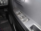 パワーウィンドウスイッチで運転席から全席の窓の開閉ができます。