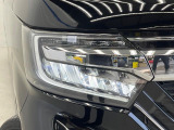 【LEDヘッドライト】悪天候や夜間走行時も良好な視界を確保し安心して運転できる高輝度LEDヘッドライトを装備!点灯速度が早く、消費電力も抑えられています。