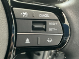 【アダプティブ・クルーズ・コントロール】予め設定した車速内でクルマが自動的に加減速。 前走車との適切な車間距離を維持しながら追従走行し、高速道路でのドライバーの疲労を軽減してくれる嬉しい機能付♪