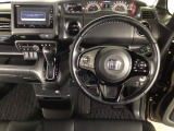 【ハンドル】運転にかかわる様々な操作を安全に行えるように視点移動が少なく操作性に配慮されたスイッチ類が凝縮されたコックピットです。
