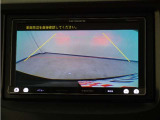 バックカメラ搭載です!車庫入れが苦手な人はもちろん、車両感覚に自信がある人にもお勧めです!見えない箇所が見えるようになるので、低い障害物や隠れてしまっている子供の存在等にも気付く事が出来ます。