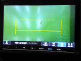 バックカメラの画像です。ガイドラインがスムースな車庫入れをサポートいたします。車庫入れの安心感がアップしますね。
