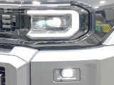 【LEDヘッドライト】悪天候や夜間走行時も良好な視界を確保し安心して運転できる高輝度LEDヘッドライトを装備!点灯速度が早く、消費電力も抑えられています。