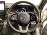 ハンドルにHondaセンシング系のクルーズコントロールやレーンキープアシストなどのスイッチと、オーディオの操作スイッチが装備されています。ハンドルから手を離さず安全に操作できます。