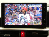 【テレビ視聴可能】休憩中や待ち時間にもテレビをお楽しみいただけます。長時間の移動でも同乗者が退屈せずにご家族みんなで楽しい時間を過ごせる嬉しい装備です。