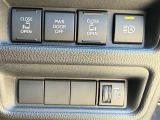 運転席からの電動スライドドア開閉スイッチです。