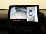 パノラミックビューモニター付きです。車両を上から見たような映像をディスプレイオーディオ画面に表示。運転席からの目視だけでは見にくい、車両周辺の状況をリアルタイムでしっかり確認できます。