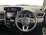 運転席まわりです。 各操作スイッチは使いやすい位置に配置されてます。