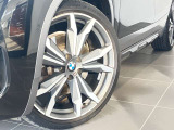 BMW純正アロイホイールはモデルやパッケージに合わせてデザインされています。洗練されたデザインで、足元の個性を引き立てます。