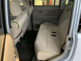 【後部座席】も当然、綺麗・清潔に仕上げております。内装の綺麗なお車は気持ちが良いですし、コンディションのいい車が多いです。これもオススメの1台です。