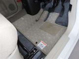 内装工程では、中古車を気持ちよくお乗りいただけるよう清掃しております。