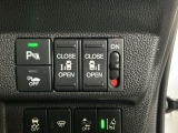 【両側パワースライドドア】両側がパワースライドドアになっており、運転席のスイッチやスマートキーでも開閉が可能です!開口部も広いので乗り降りも楽々♪