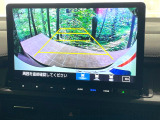 【バックカメラ】駐車時に後方がリアルタイム映像で確認できます。大型商業施設や立体駐車場での駐車時や、夜間のバック時に大活躍!運転スキルに関わらず、今や必須となった装備のひとつです!