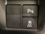 VSA装備車です。VSAはドライバーの操作と車の動きを見守っています。もし車の挙動が乱れたとき、4輪別々にブレーキをかけたり、エンジンパワーをしぼることによって車を安定させます。