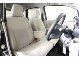 フロントベンチシートだから運転席足元もゆったり、広々快適です♪
