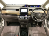 車内は光触媒抗菌消臭施工済です。スタイリッシュなデザインで暖かみのあるインパネ周りを演出します。グローブボックスやカップホルダーのほかにトレーなどたくさんの収納スペースが装備されています。