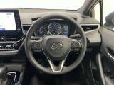 3本スポークステアリング!ステアリングスイッチ付!音量調整やメーター内インフォメーションの操作、全車速追従機能レーダークルーズコントロールの操作などが可能!