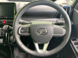 インテリアに合わせたデザインのステアリングは、運転される方のことも考え、運転しやすい形状、大きさです。是非一度、実際に触ってお確かめください。