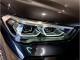 【LEDヘッドライト】先進のLEDテクノロジーを採用。放射される白色光の周波特性は太陽光に近く、バイキセノン・ヘッドライトを上回るコントラストで更に明るく輝きます!